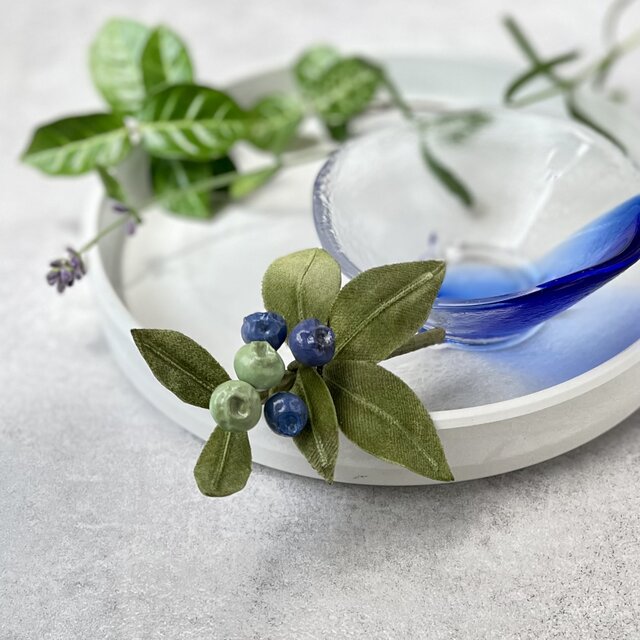 布花　美味しそうな実のブルーベリーのコサージュ