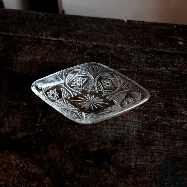 お刺身を乗せたくなる◆菱形で素敵。　花文プレスガラス変形皿　夏　 古民家　昭和中期【縁にアタリi2】