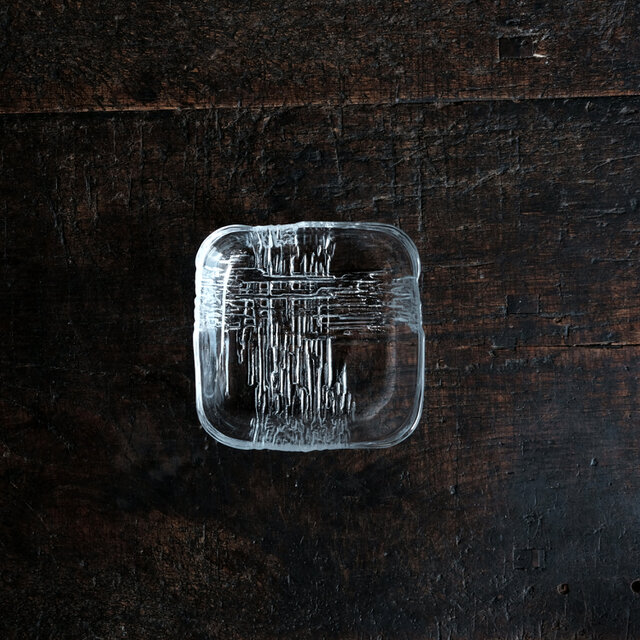 冷奴を乗せたくなる◆氷のような表情。昭和後期　プレスガラス正方皿　クリスタルガラス　古民家　古道具