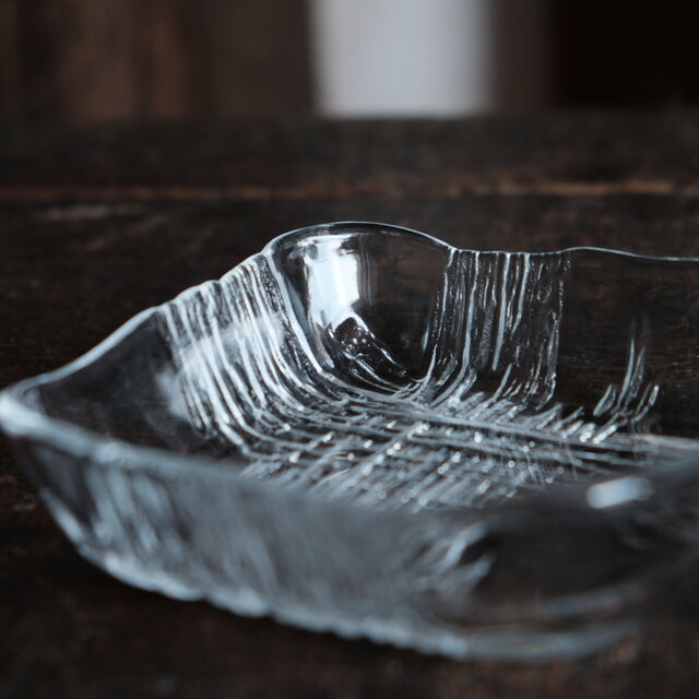 冷奴を乗せたくなる◇氷のような表情。昭和後期 プレスガラス正方皿