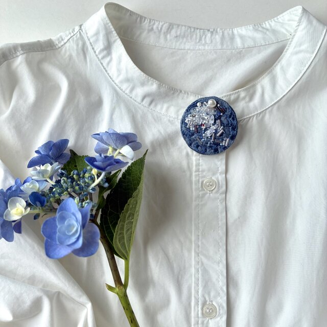 "hoshini negaiwo" 星に願いを　草木染め糸と絹糸のブルーの丸型刺繍ブローチ