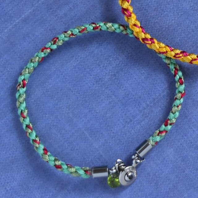 組紐「赤がチラチラ、青梅ちゃん」ブレスレット（No.25SS-G/R-0619）