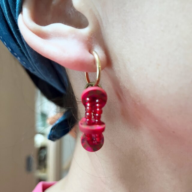 macreeボタンと粒ビーズのワッカピアス・イヤリング　赤