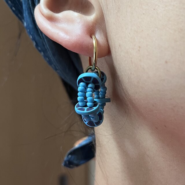 macreeボタンと粒ビーズのワッカピアス・イヤリング　水色