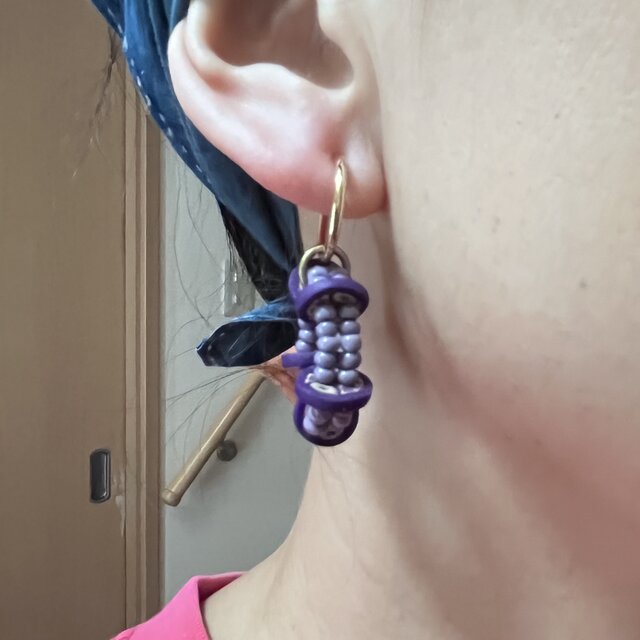 macreeボタンと粒ビーズのワッカピアス・イヤリング　紫