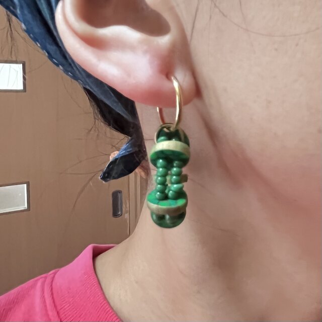 macreeボタンと粒ビーズのワッカピアス・イヤリング　緑