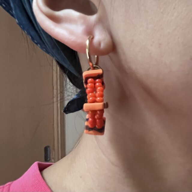 macreeボタンと粒ビーズのワッカピアス・イヤリング　オレンジ