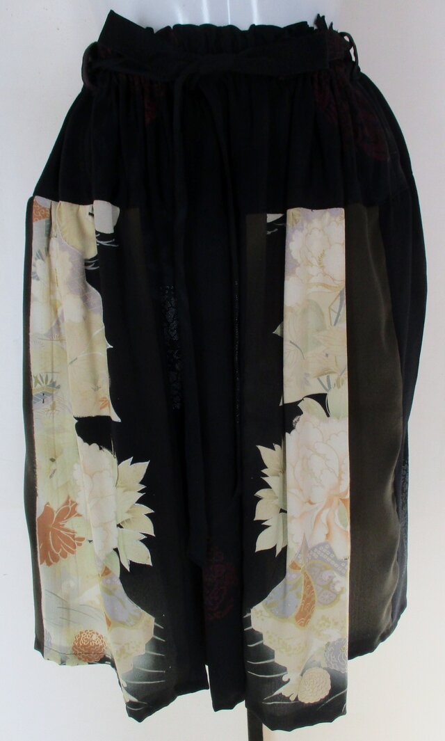 ８２８３　色留袖と柄入りの着物で作った膝丈スカート　