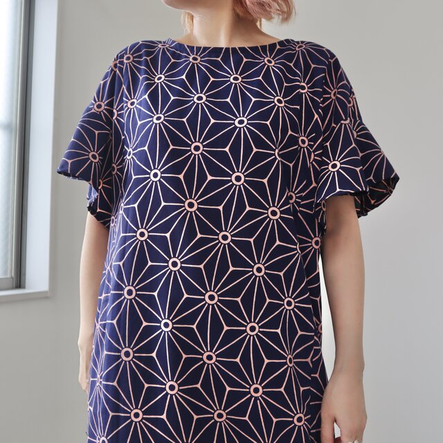 30%off○浴衣のフレア袖ワンピース（麻の葉文様・M） 着物