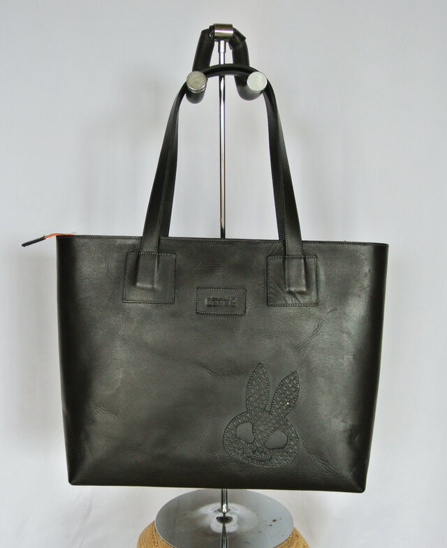 うさぎスカル、黒のトートバック。