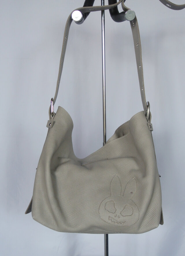 うさぎスカル、グレーの”クタクタ”ショルダーバック。