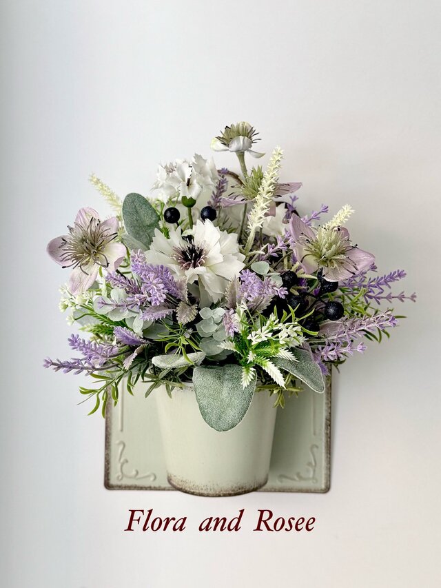 コーンフラワーとラベンダーのブリキウォールポットアレンジ