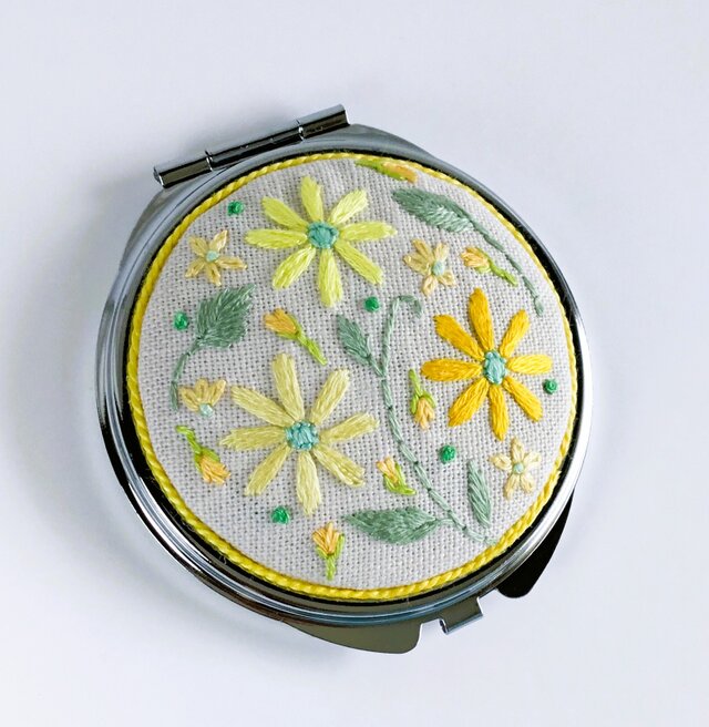 花刺繍のコンパクトミラー・四色展開 | iichi 日々の暮らしを心地よく