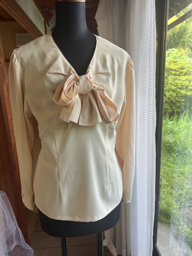 ボウタイブラウス