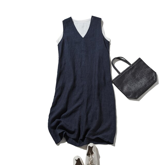 【季節を超えて愛される】リネンワンピース　フランスリネン　Vネックノースリーブマキシ丈ワンピース　紺色　250612-2