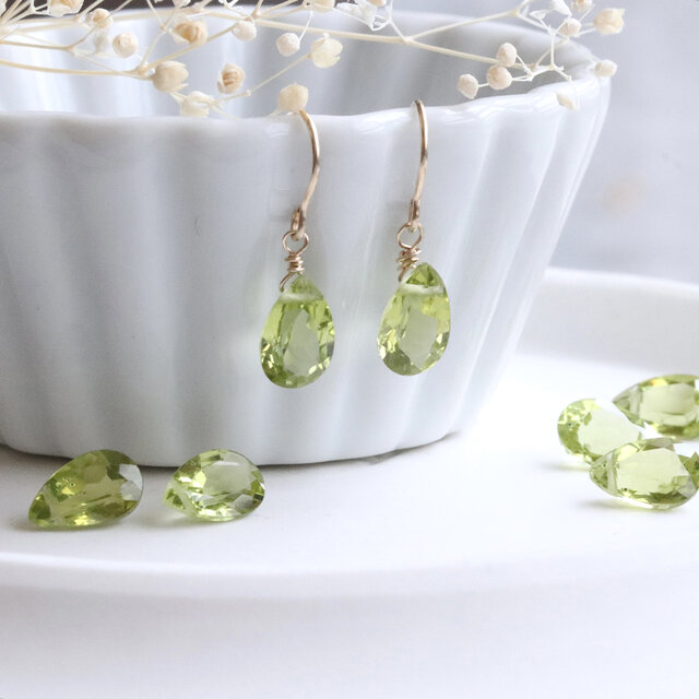 宝石質 ペリドットのピアス（イヤリング）--Olive green