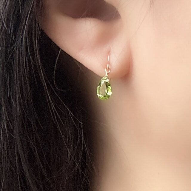1点作品☆ 宝石質ペリドットピアス　イヤリングに変更可能☺︎ 宝石質ペリドットの雫ピアス（イヤリング）｜8月誕生石｜オリーブ