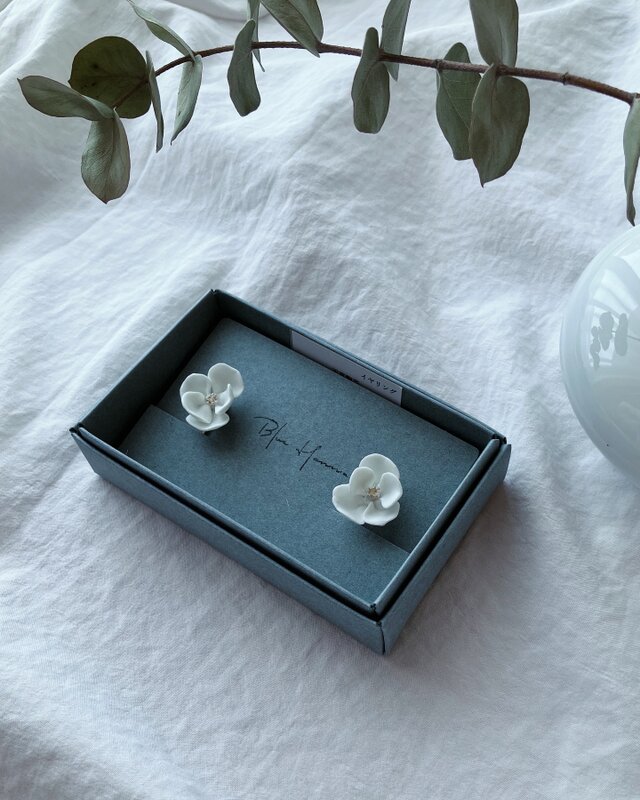 白磁　天草陶花の耳飾り　上田家の白椿