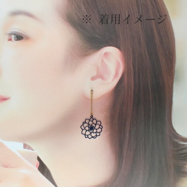 ダリアチャームの揺れるピアス】グレーネイビー プチプラ プチギフト