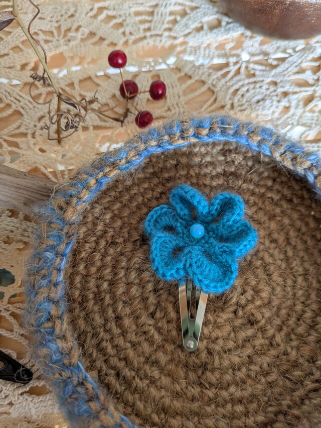 ニットのふわふわお花のパッチンピン