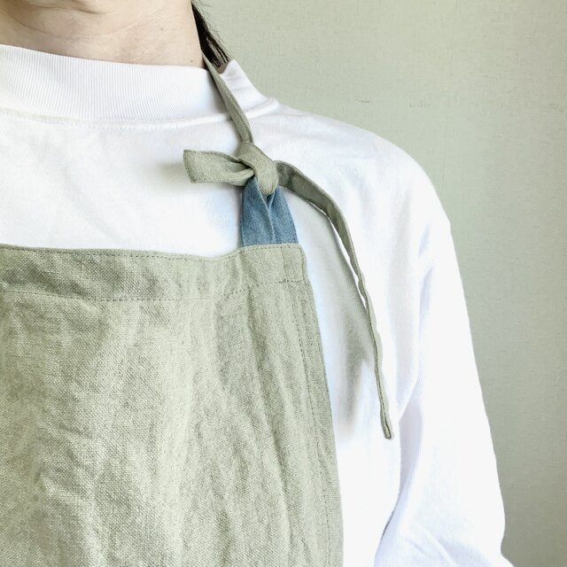 ベルギーリネンの魅力を纏う - ワークエプロン　程よい厚みの２５番手　肩紐バイカラー　グラスベージュ×サックス