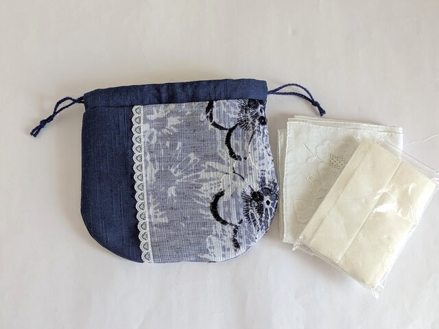 可愛い花柄刺繍の巾着袋（ネイビー） | iichi 日々の暮らしを