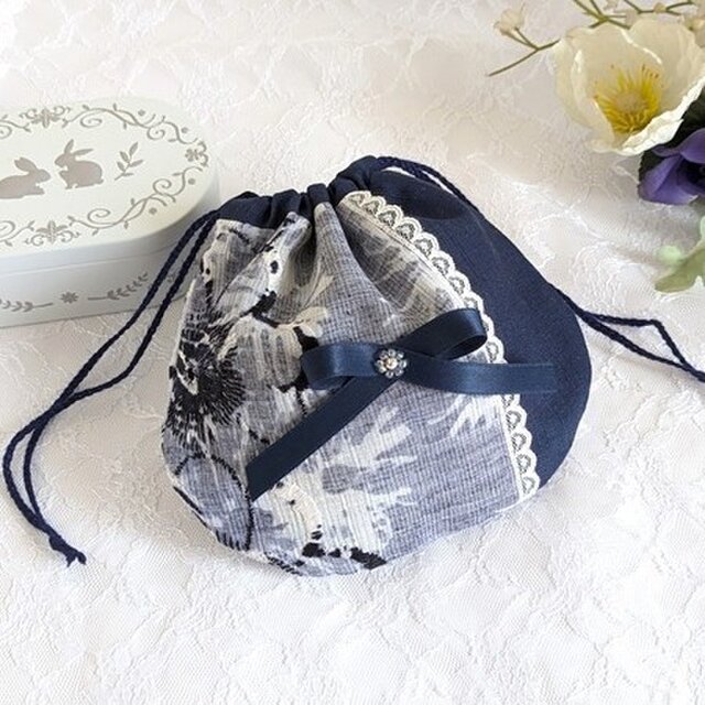 可愛い花柄刺繍の巾着袋（ネイビー）