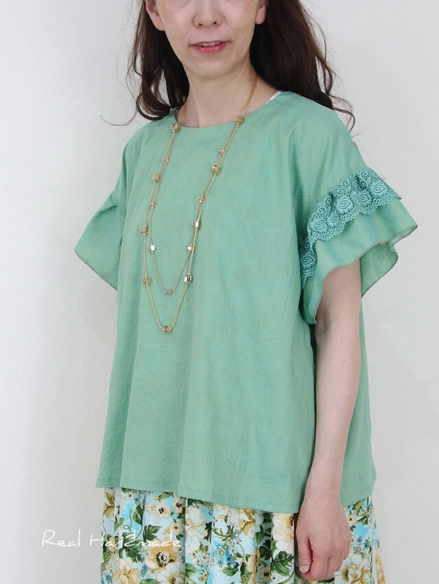 [予約販売] 水色をひそませて・片袖レースフリルのワッシャーコットンブラウス〈セットアップ可〉