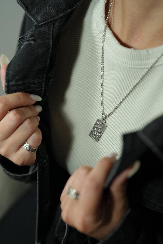 ハンドメイドのシルバーペンダント Eshi (絵師)。 Mizu no Sakura（水の桜)。