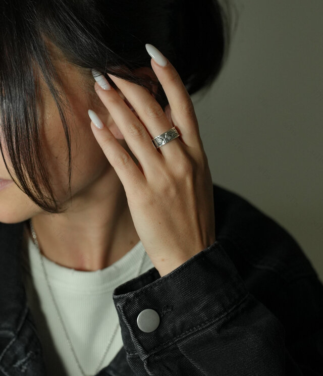 ハンドメイドのシルバーリング Eshi (絵師)。 Mizu no Sakura（水の桜)。