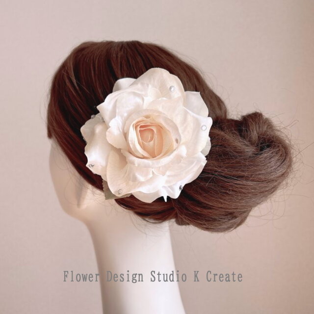 シンプルなエクリュな薔薇のヘアクリップ　フラメンコ　バレエ　花径11～12cm　エクリュ　薔薇　ヘアクリップ　フローレス　