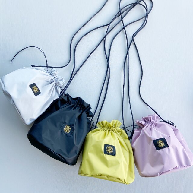 雨でも安心＊ふんわり超軽量＊撥水ナイロン＊巾着ポシェット　レジャー・フェスに