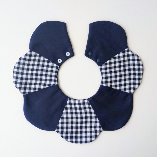 【３段階調節】《ふんわり撥水スタイ》花びらつなぎのスタイ・ギンガムチェックネイビー