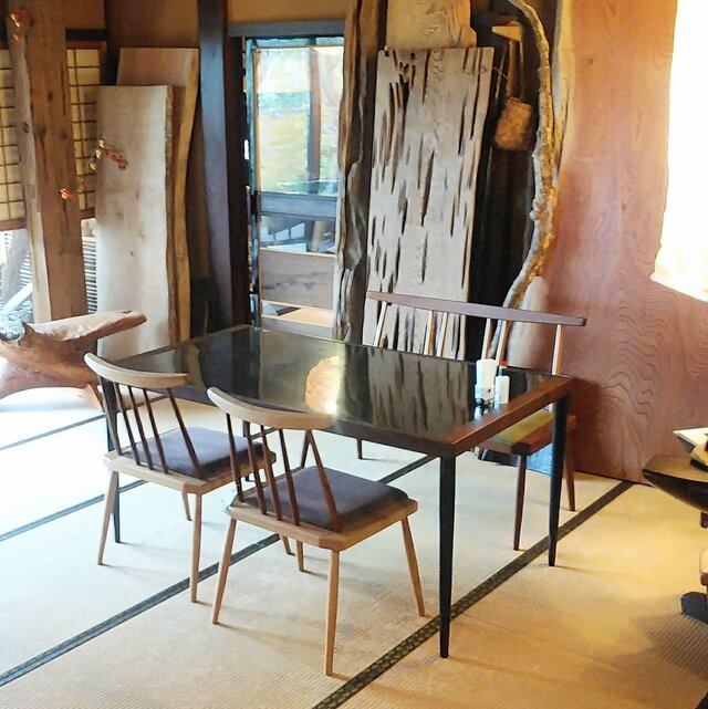 油松・一枚板テーブル　　ダイニングテーブル・リビングテーブル