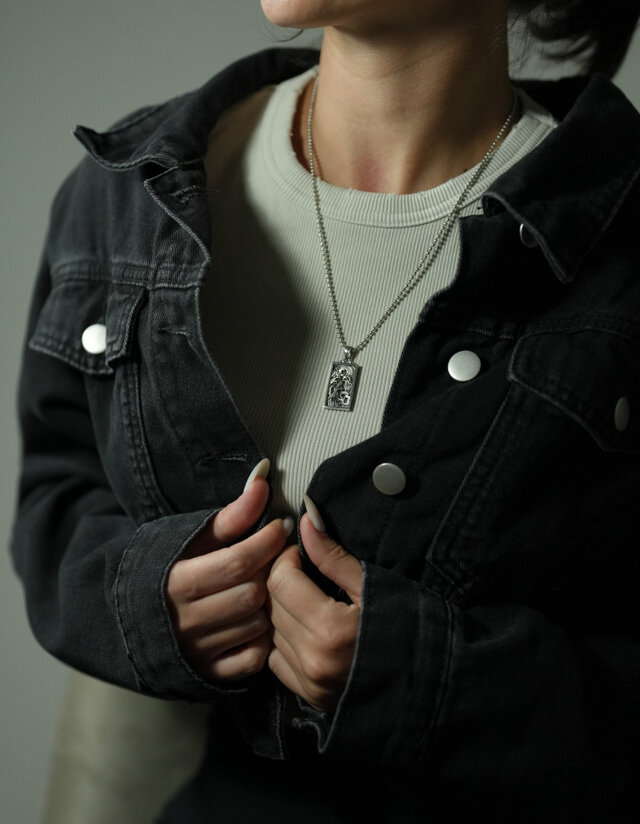 ハンドメイドのシルバーペンダント Eshi (絵師)。Koi（鯉）。