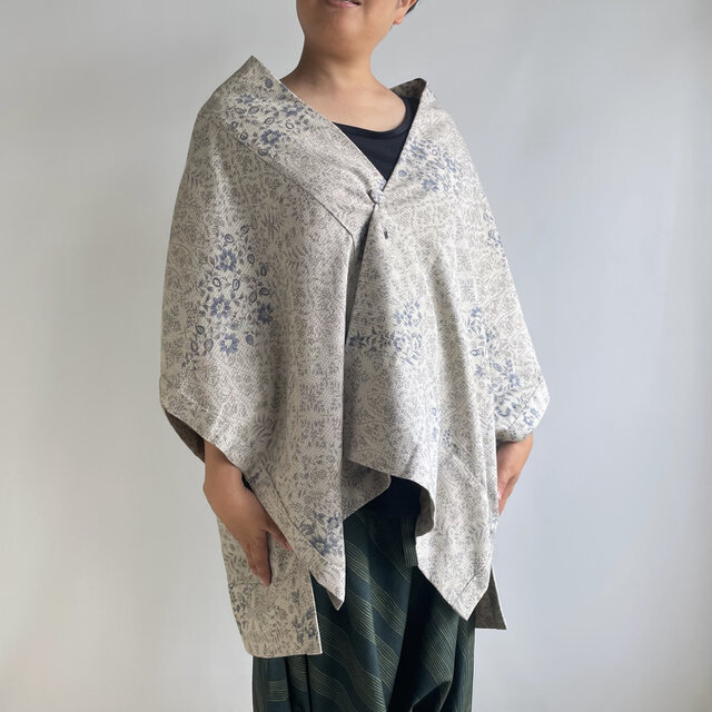 【1点もの】さんかく羽織 ブローチ付き -絹 着物地 白の亀甲地に青の花柄 （ヴィンテージ） TRH611