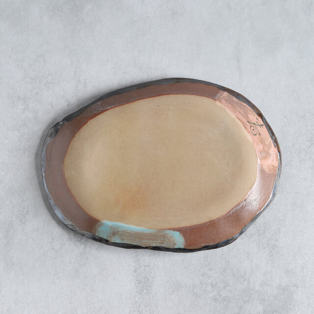 色化粧泥による抽象画風の変形深皿（オーバル） | iichi 日々の暮らし