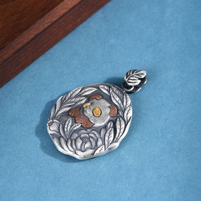 パンダと花のペンダント - ビンテージ感あふれる35g！ N144
