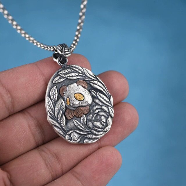 パンダと花のペンダント - ビンテージ感あふれる35g！ N144 | iichi