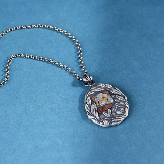 パンダと花のペンダント - ビンテージ感あふれる35g！ N144 パンダと花のペンダント - ビンテージ感あふれる35g！ N144