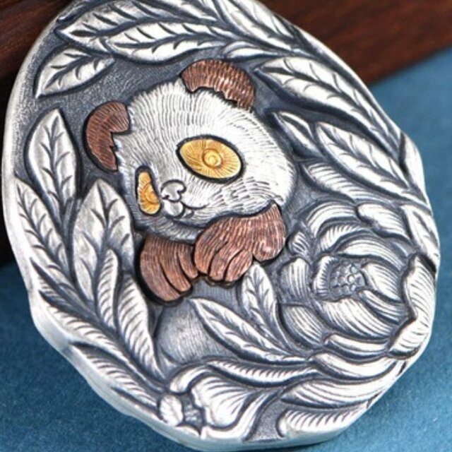 パンダと花のペンダント - ビンテージ感あふれる35g！ N144 パンダと花のペンダント - ビンテージ感あふれる35g！ N144