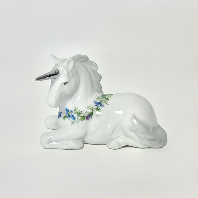 スミレのリースの、ユニコーンのフィギュリン