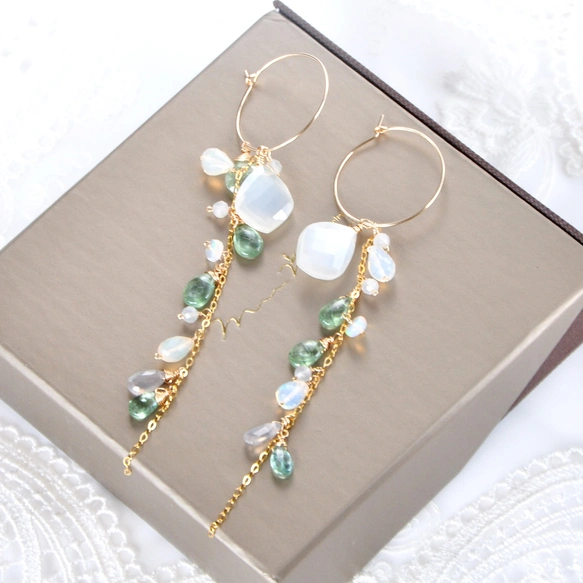 「白と青葉の ゆらり」 14kgf/ホワイトムーンストーンxグリーンカイヤナイトフープ3wayピアス14kgf