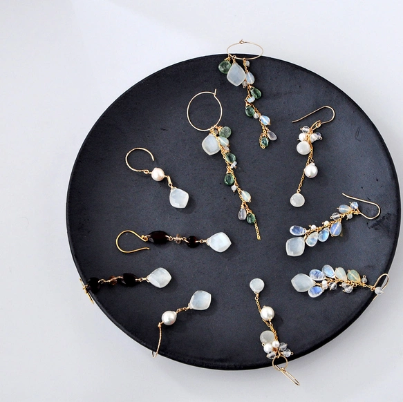 みっちゃんです。フラワーカービングピアス　ダブレットカービング　希少 紅うつろい」 14kgf/ホワイトムーンストンxレッドガーネット