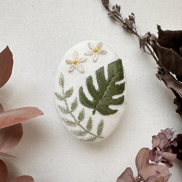 刺繍キット〉モンステラの刺繍ブローチ | iichi 日々の暮らしを