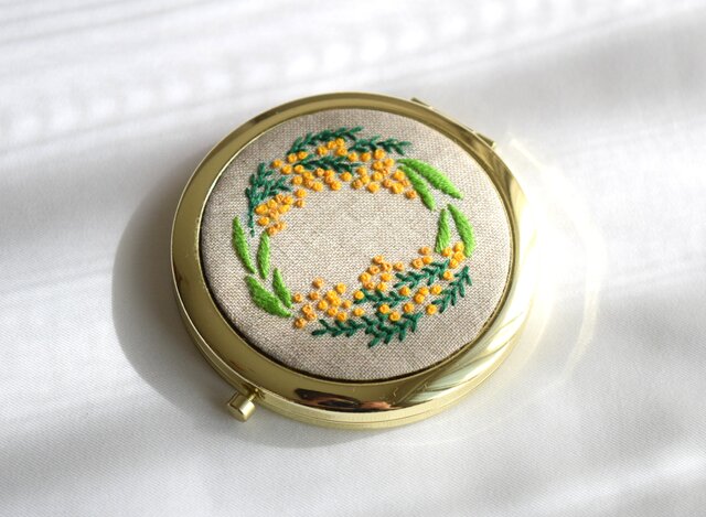 ミモザの手刺繍 コンパクトミラー／手鏡 | iichi 日々の暮らしを