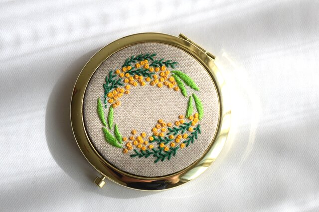 ミモザの手刺繍 コンパクトミラー／手鏡 | iichi 日々の暮らしを