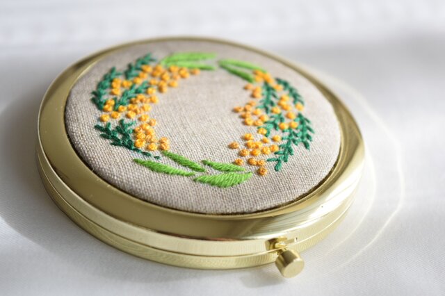 ミモザの手刺繍 コンパクトミラー／手鏡 | iichi 日々の暮らしを