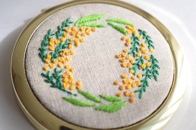 ミモザの手刺繍 コンパクトミラー／手鏡 | iichi 日々の暮らしを