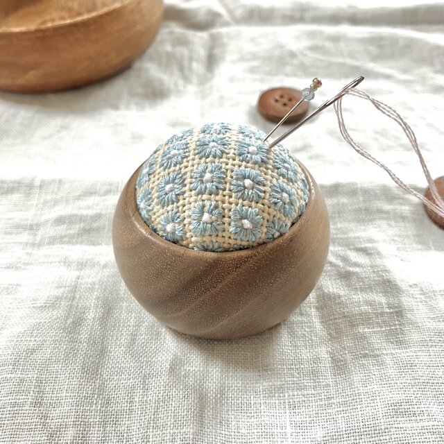 ピンクッション 針山 ♦ 木工房 ウッドボウル ウォルナット ♦【ぎざぎざお花 / ベージュ × 水色 × 白】
